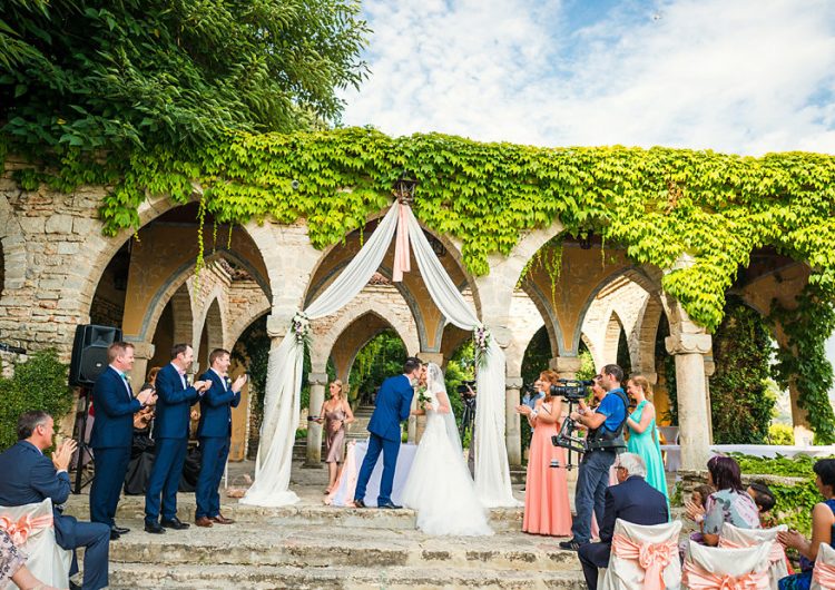Българки водят чужденци под венчило в „Двореца” в Балчик