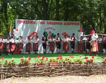 Песни и танци от Добруджа залюляха гората на фолклорния събор в Дебрене