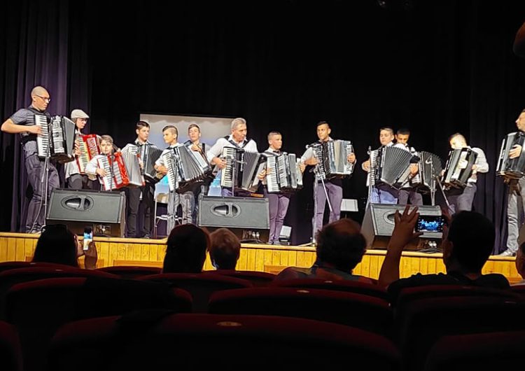 Млади акордеонисти и Петър Ралчев зарадваха с вълнуващ концерт в Добрич