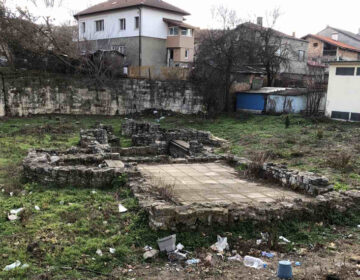 Римската баня в Добрич – минало с неясно бъдеще, забележителност в боклуци