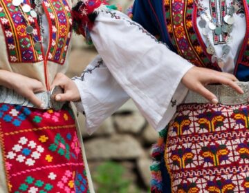 Жива изложба на добруджански носии показва в Каварна проектът „История в шевици“