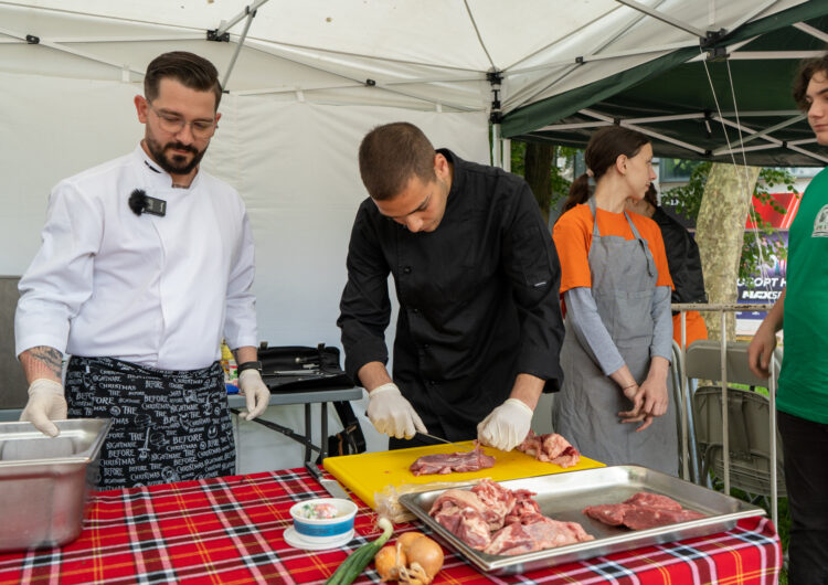 Главният кулинар на курорта „Албена“ демонстрира уменията си в Добрич