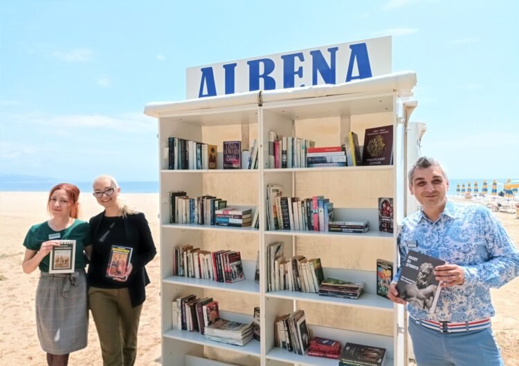Плажната библиотека в Албена получи нови книги