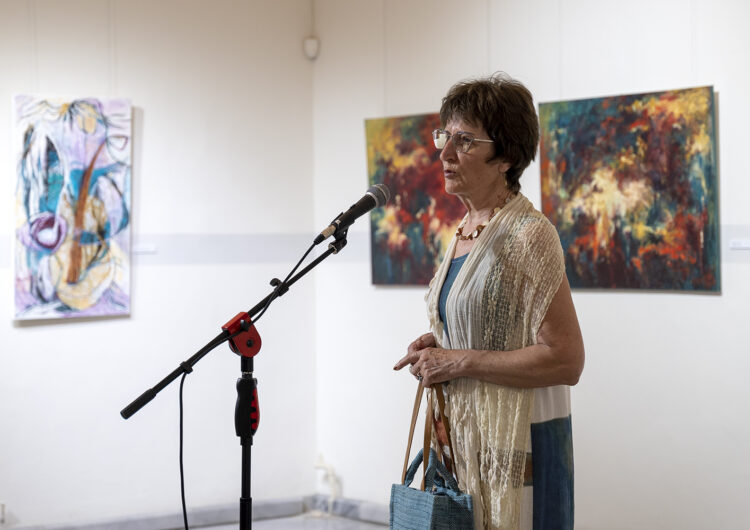 Шабленската художничка Люба Захова дари картината си „Бялата лястовица“ на галерията в Добрич