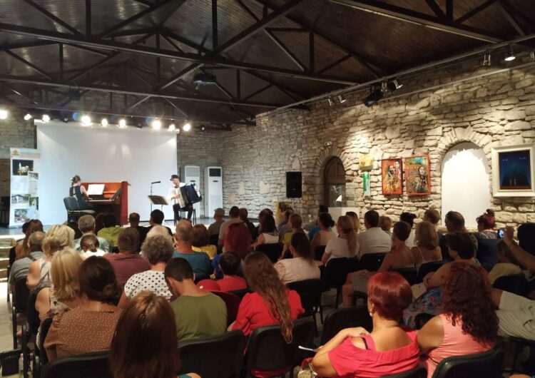 Виртуозът на акордеона Калоян Куманов представи музиката на Пиацола в „Двореца“ край Балчик
