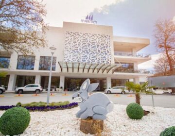 Осем хотела отварят в Албена за Великден, отец Филип ще служи на български и румънски