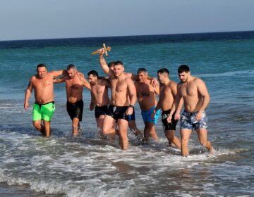 Десетки смелчаци се включиха в ритуала по спасяване на Богоявленския кръст в община Шабла