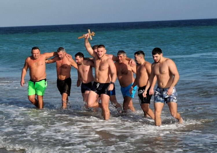 Десетки смелчаци се включиха в ритуала по спасяване на Богоявленския кръст в община Шабла