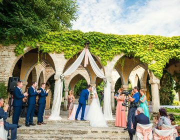 Българки водят чужденци под венчило в „Двореца” в Балчик