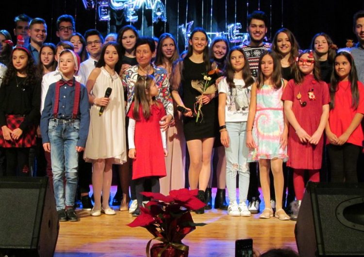Светлината на Рождество запалиха с песен талантите от студио „Сарандев“