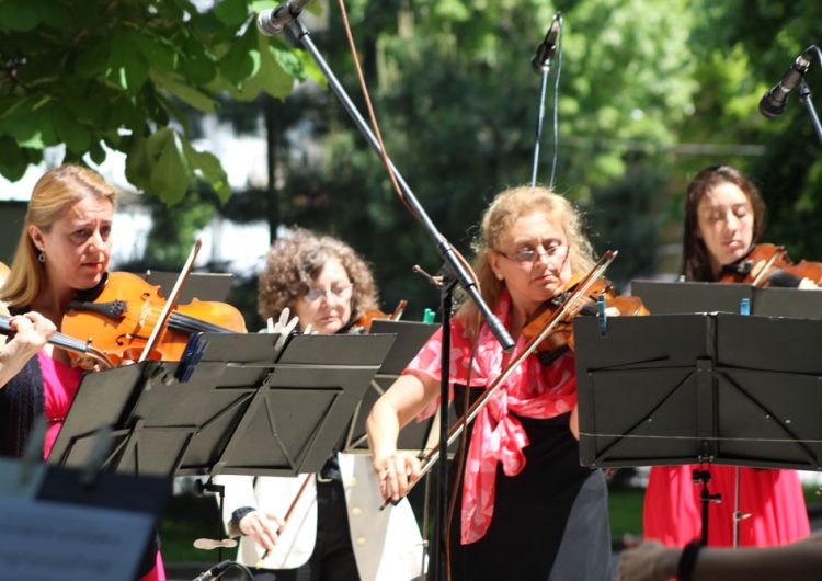 Български камерен оркестър озвучи със славянска музика парка на Добрич