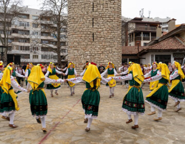 В Добрич отбелязаха Сирни заговезни с традиционни ритуали и кукерско шествие
