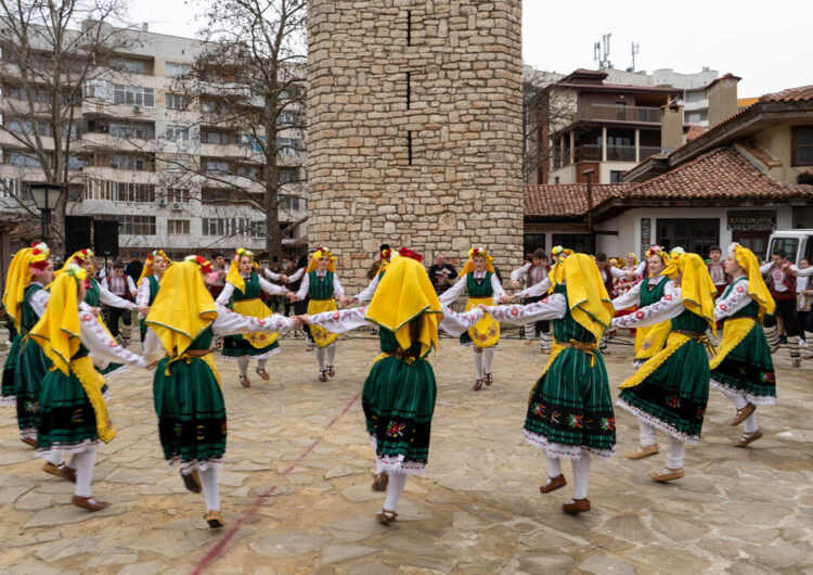 В Добрич отбелязаха Сирни заговезни с традиционни ритуали и кукерско шествие