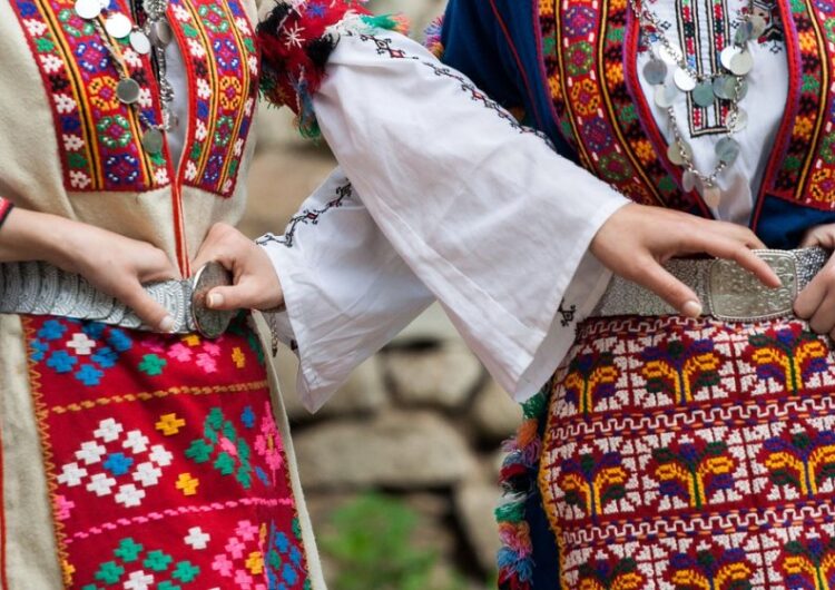 Жива изложба на добруджански носии показва в Каварна проектът „История в шевици“