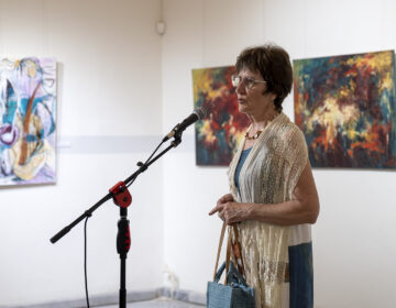 Шабленската художничка Люба Захова дари картината си „Бялата лястовица“ на галерията в Добрич