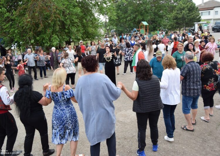 Жителите на каварненското село Раковски празнуваха събора си с богата фолклорна програма